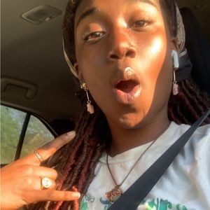 Meet your Posher, Awa